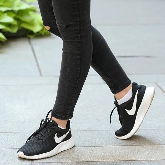 Nike Women's 5.5 Black White Tanjun Low Top Mesh Sneaker Athletic Running LB3-5 - Picture 1 of 6